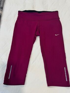 Nike Women’s Magenta Capri Leggings with Reflective Accents size M
